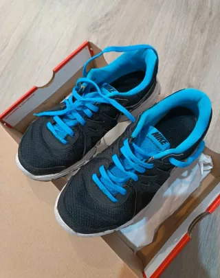 Scarpe Nike Revolution 2 nere e blu