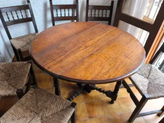 Mesa redonda extensible y 6 sillas antiguas