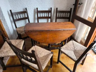 Mesa redonda extensible y 6 sillas antiguas