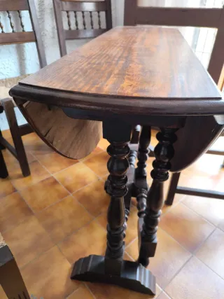 Mesa redonda extensible y 6 sillas antiguas