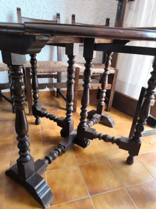 Mesa redonda extensible y 6 sillas antiguas