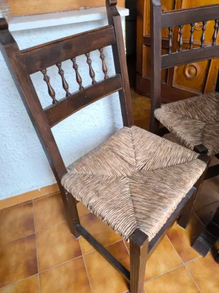 Mesa redonda extensible y 6 sillas antiguas