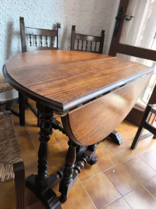 Mesa redonda extensible y 6 sillas antiguas