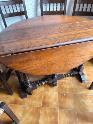 Mesa redonda extensible y 6 sillas antiguas