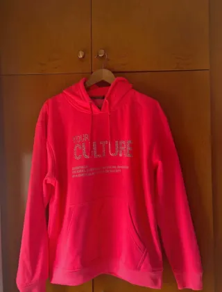 Sudadera rosa con texto brillante