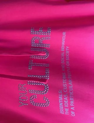Sudadera rosa con texto brillante