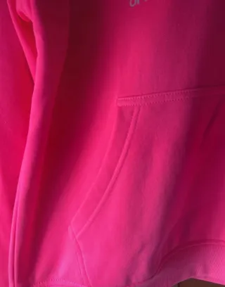 Sudadera rosa con texto brillante