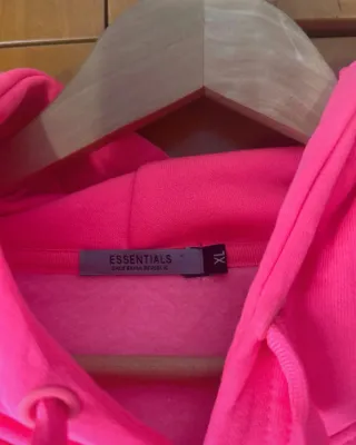 Sudadera rosa con texto brillante