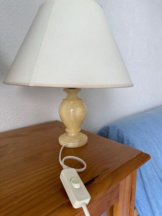 Lámpara de mesa beige y amarilla