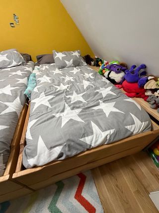 Cama Montessori apilable de madera.