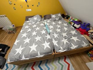 Cama Montessori apilable de madera.