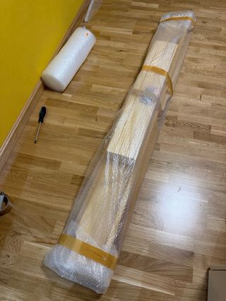 Cama Montessori apilable de madera.