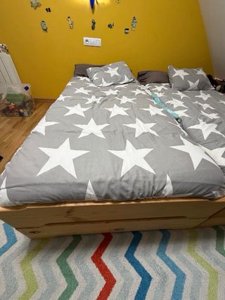 Cama Montessori apilable de madera.