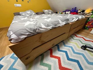 Cama Montessori apilable de madera.