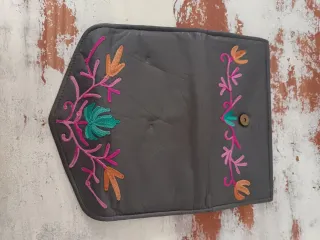 Monedero gris con bordado floral