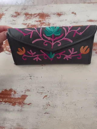 Monedero gris con bordado floral