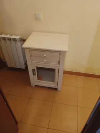 Mesita de noche de madera blanca