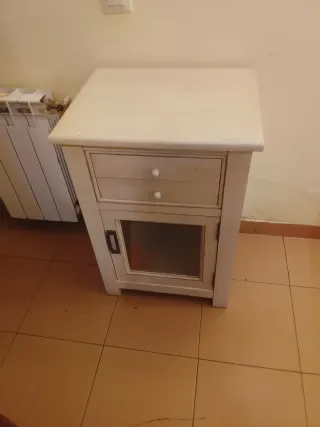 Mesita de noche de madera blanca