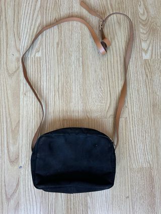 Bolso negro con logo marrón