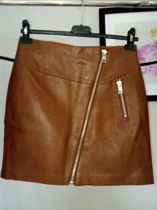 Falda de cuero marrón