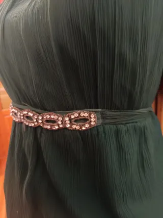 Blusa verde con cinturón joya