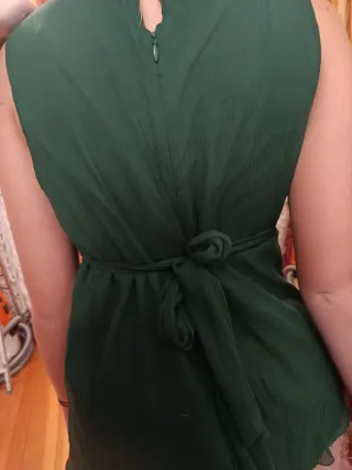 Blusa verde con cinturón joya