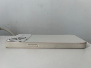 Funda móvil blanca de iphone 13 con diseño