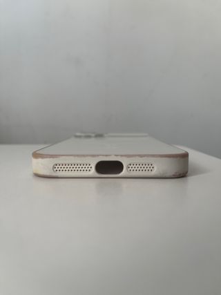 Funda móvil blanca de iphone 13 con diseño