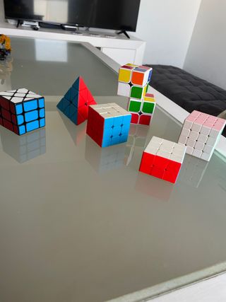 Lote de cubos de Rubik y pirámide