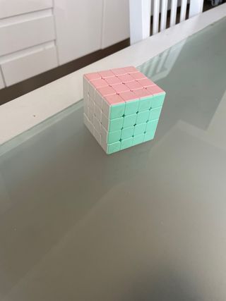 Lote de cubos de Rubik y pirámide