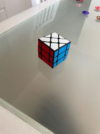 Lote de cubos de Rubik y pirámide