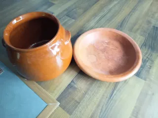 Cazuela de barro con plato