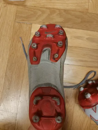 Zapatillas de fútbol Nike grises y rojas