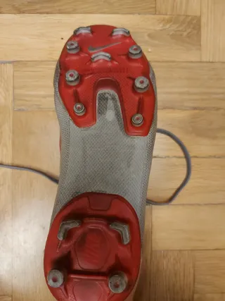 Zapatillas de fútbol Nike grises y rojas