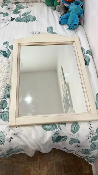 Espejo de salón beige y blanco