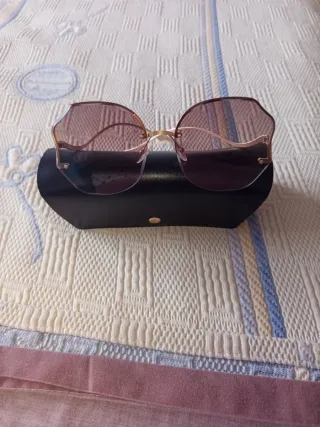 Gafas de sol doradas y rosas