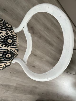 Silla de madera con tapizado estampado