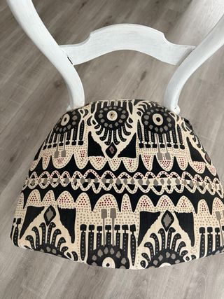 Silla de madera con tapizado estampado