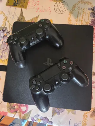 PS4 1TB Negra + 2 Mandos originales con MAGIA