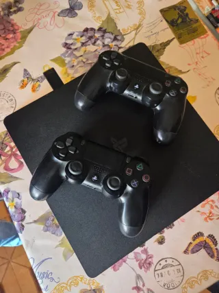 PS4 1TB Negra + 2 Mandos originales con MAGIA