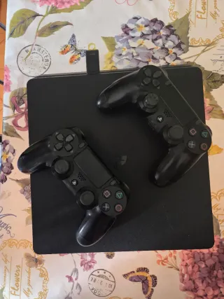 PS4 1TB Negra + 2 Mandos originales con MAGIA