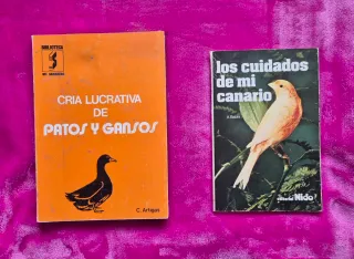 Libro sobre canarios y otro libro sobre patos.