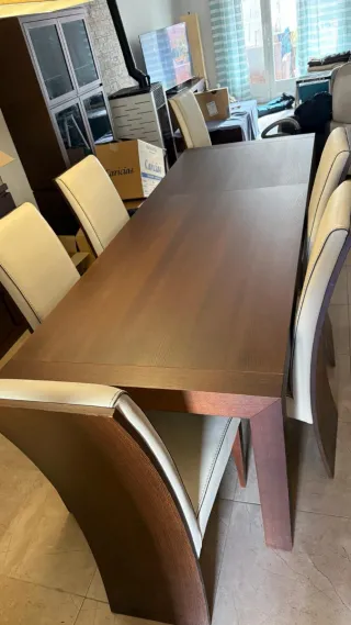 Mesa comedor y 6 sillas, aparador, vitrina etc.