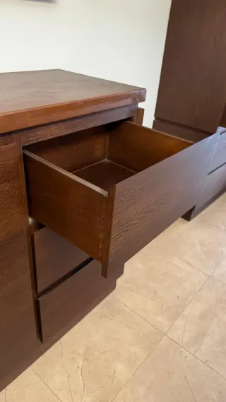 Mesa comedor y 6 sillas, aparador, vitrina etc.