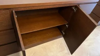 Mesa comedor y 6 sillas, aparador, vitrina etc.