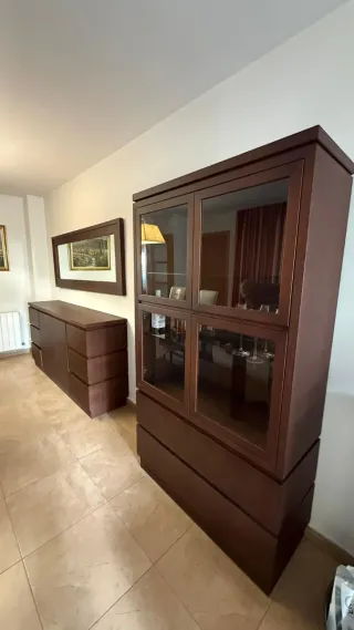 Mesa comedor y 6 sillas, aparador, vitrina etc.