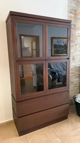 Mesa comedor y 6 sillas, aparador, vitrina etc.