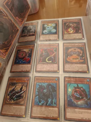 Álbum de cartas Yugioh con muchas cartas.