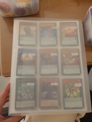 Álbum de cartas Yugioh con muchas cartas.