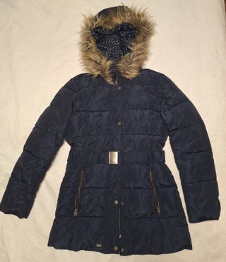 Abrigo azul con capucha y cinturón